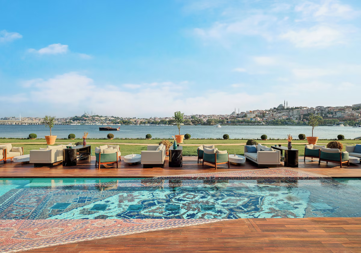Tersane İstanbul Aliée Otel havuz terası ve Haliç manzarası