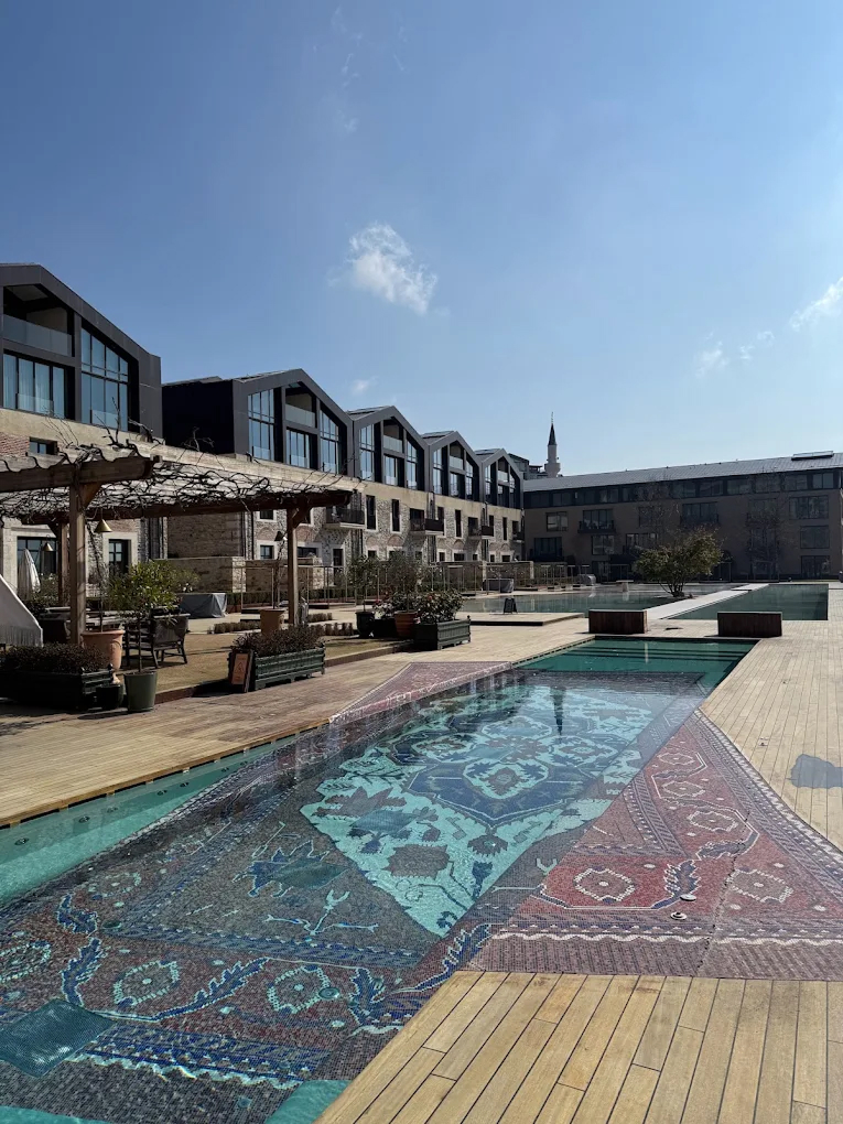 Tersane İstanbul açık hava havuzu ve otel binaları