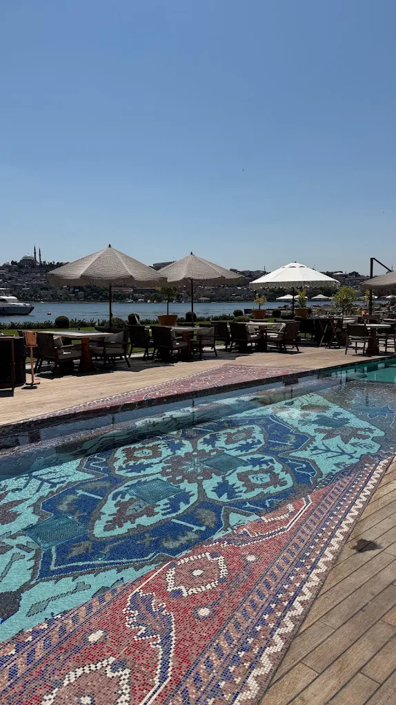 Tersane İstanbul havuz terası ve Haliç manzarası